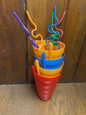 Colorful Stackable Plastic Cups with Curly Straws